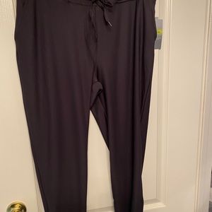 NWT trek gear mid rise ankle pants mid rise Med.